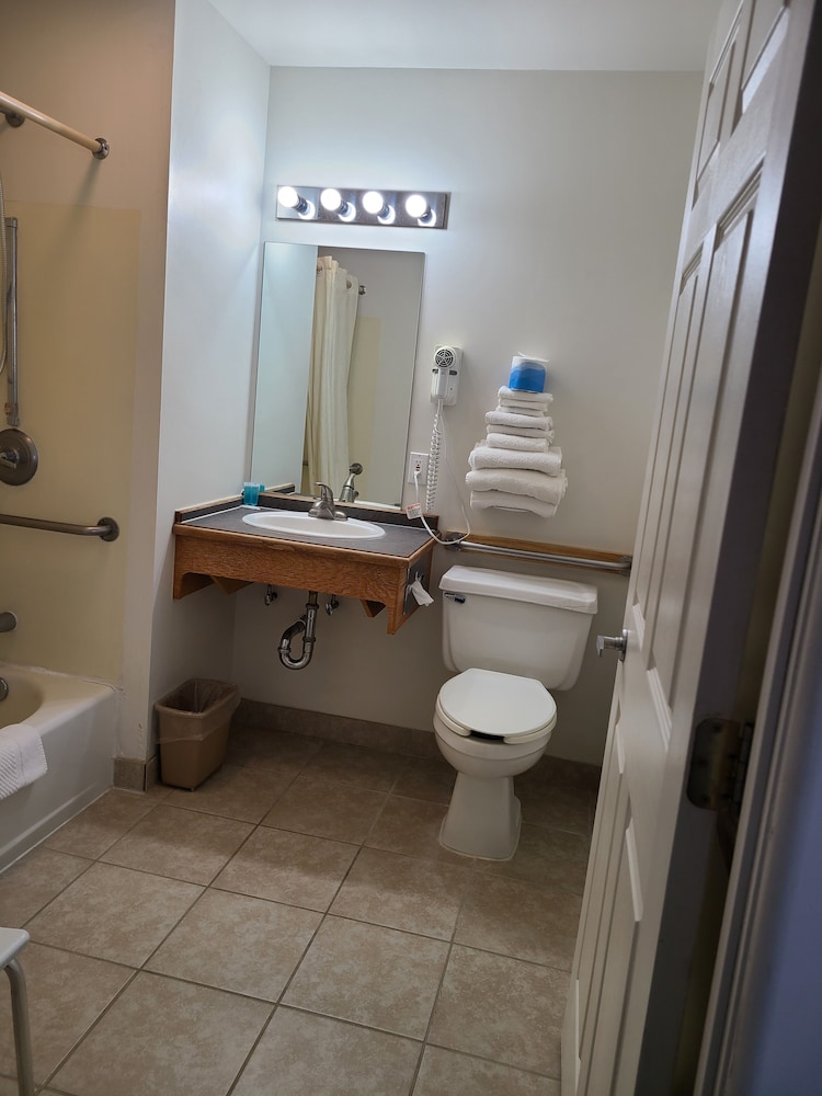 Rodeway Inn Whitehall - photo 43