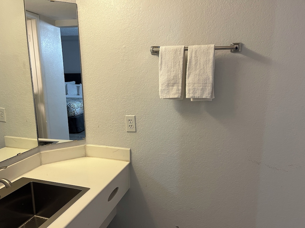 Studio 6 Phoenix AZ Midtown - photo 23