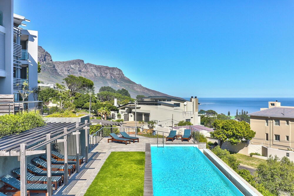 Camps Bay studio apartment luxurious with stunning sea view