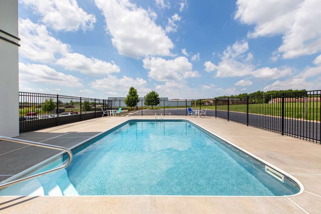 La Quinta Inn & Suites by Wyndham Blue Springs - photo 11