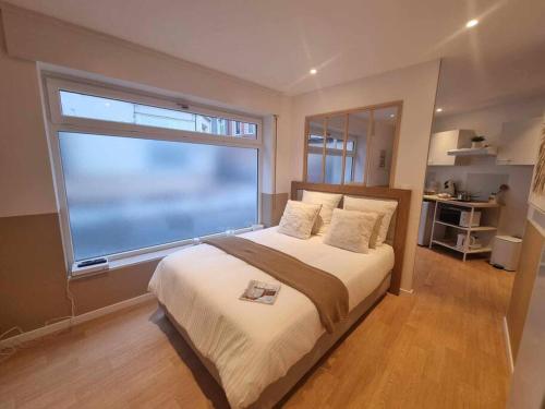 White Cozy Maxi Studio in Calais, France