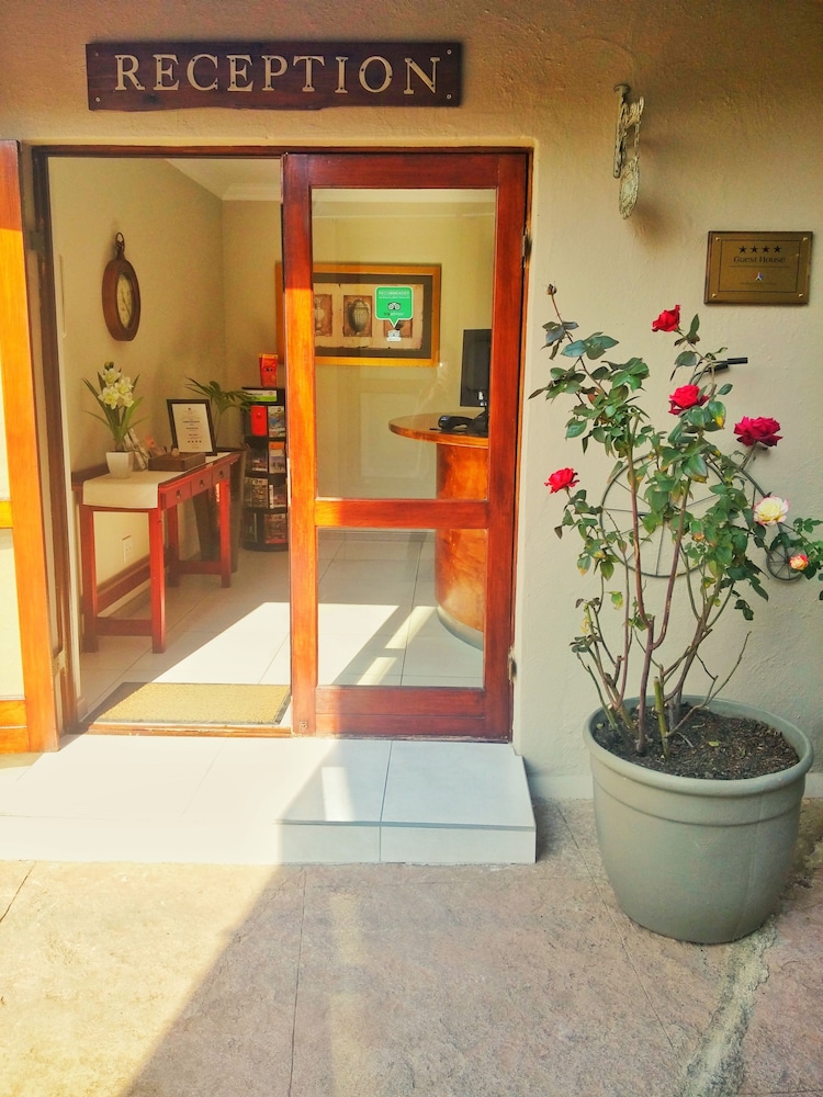 Dunton Guest House — 4-Star Luxury Hotel in Johannesburg, South Africa