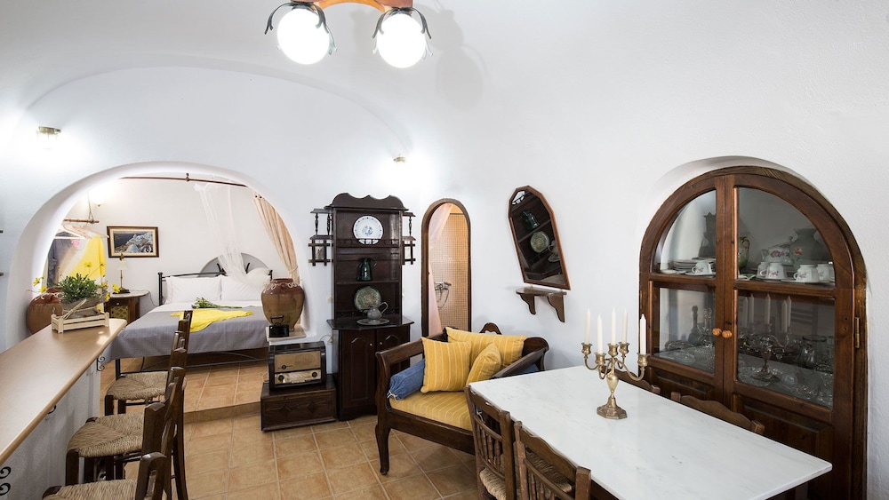 Mylopetres — Oia — photo 4