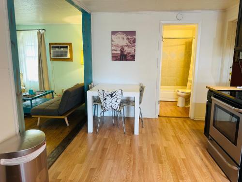 Hotel Kitsmiller on Main - photo 10