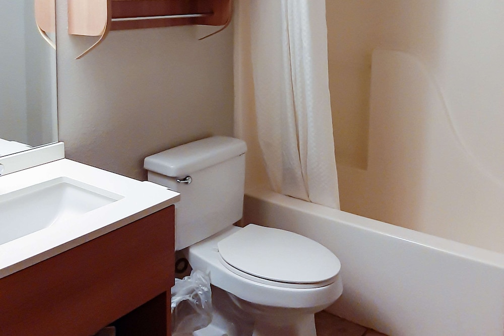 Starkville Inn & Suites - photo 28