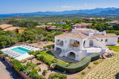 Villa Adele Con Piscina a 700 Mt Dal Mare — 4-Star Luxury Hotel in San Teodoro, Italy