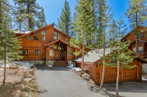 Tree Haus by Tahoe Getaways Unique Pet Friendly Tahoe Donner Home w EV & HOA Pool & Beach — 4-Star Luxury Hotel in Truckee, United States