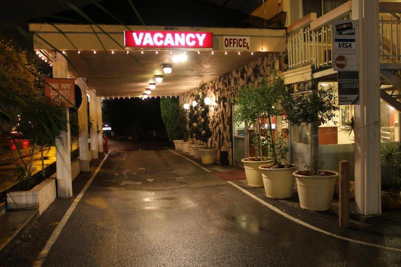 Caravelle Inn Suites - photo 7