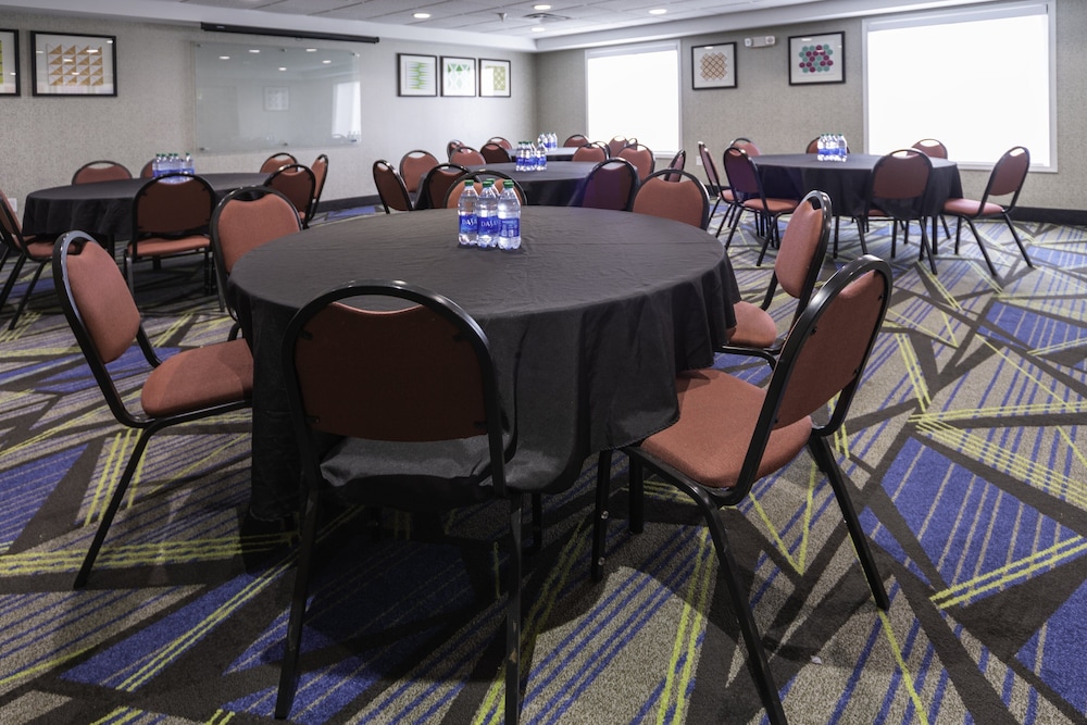 Holiday Inn Express Rochelle by IHG - photo 43