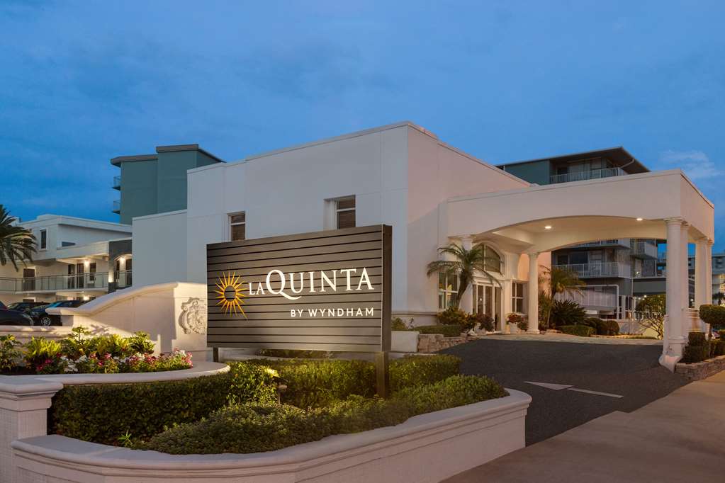 La Quinta Inn & Suites by Wyndham Oceanfront Daytona Beach - photo 3
