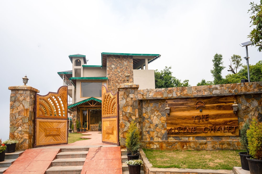 The Alpine Chalet Resort in Dhari, India