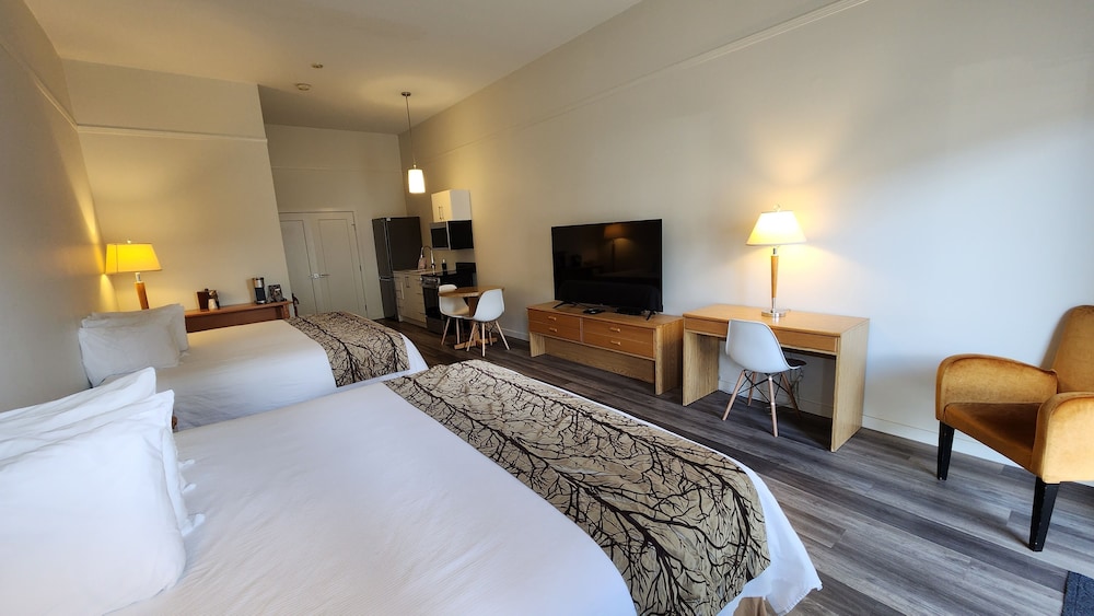 Cedars Inn Hotel & Convention Center — Gibsons — photo 2