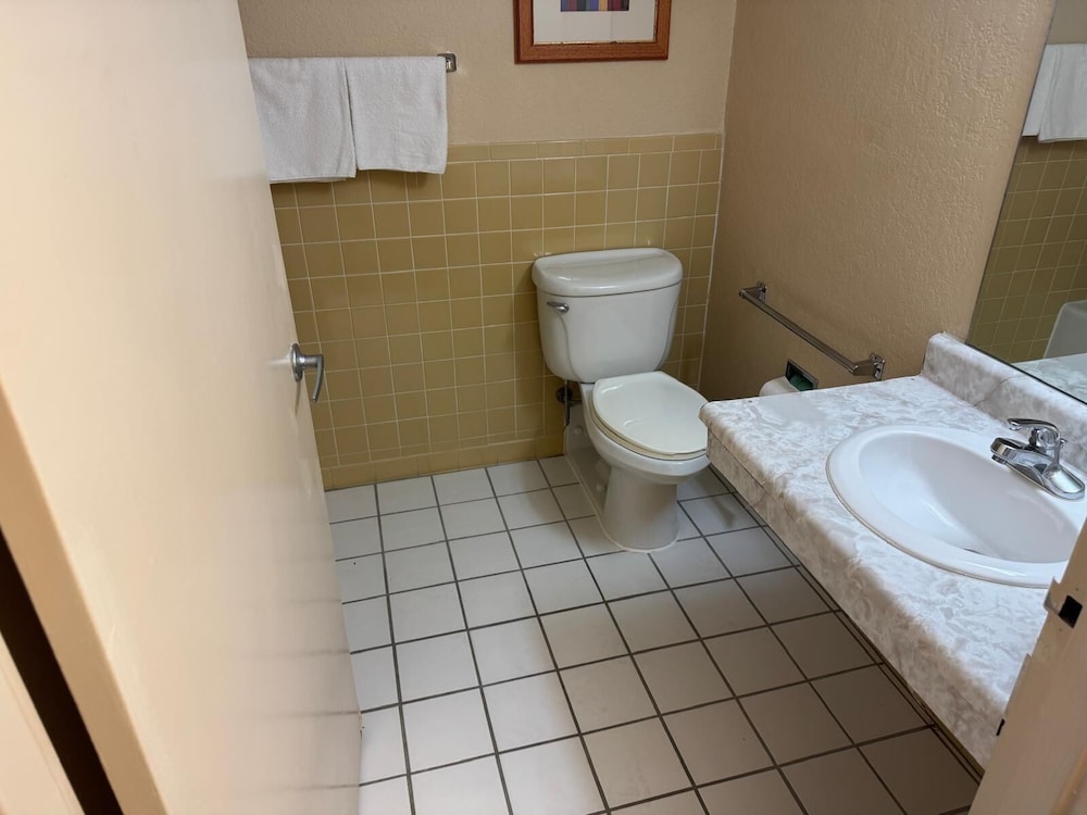 OYO Hotel Harriman near I 40 - photo 22