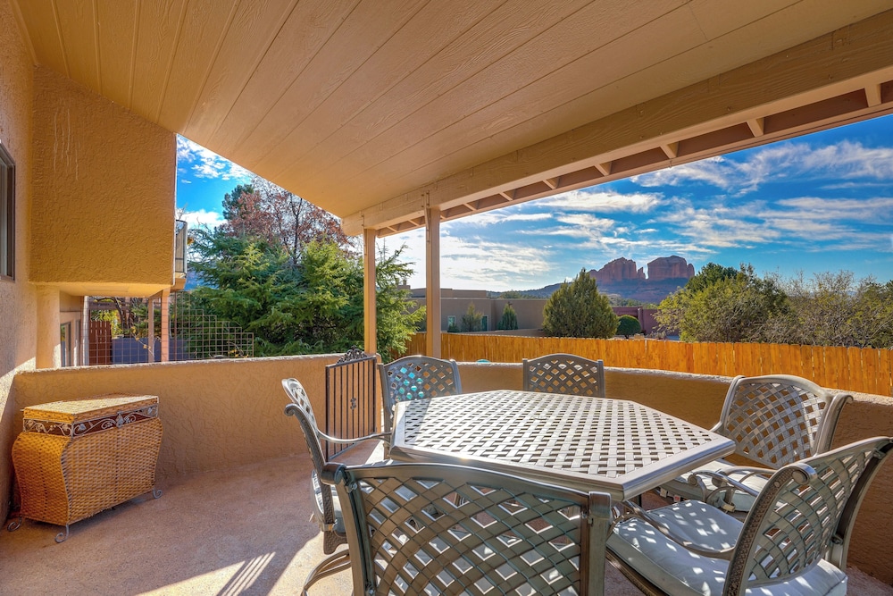 Panoramic Red Rock Views and Hot Tub Sedona Retreat in Sedona, United States