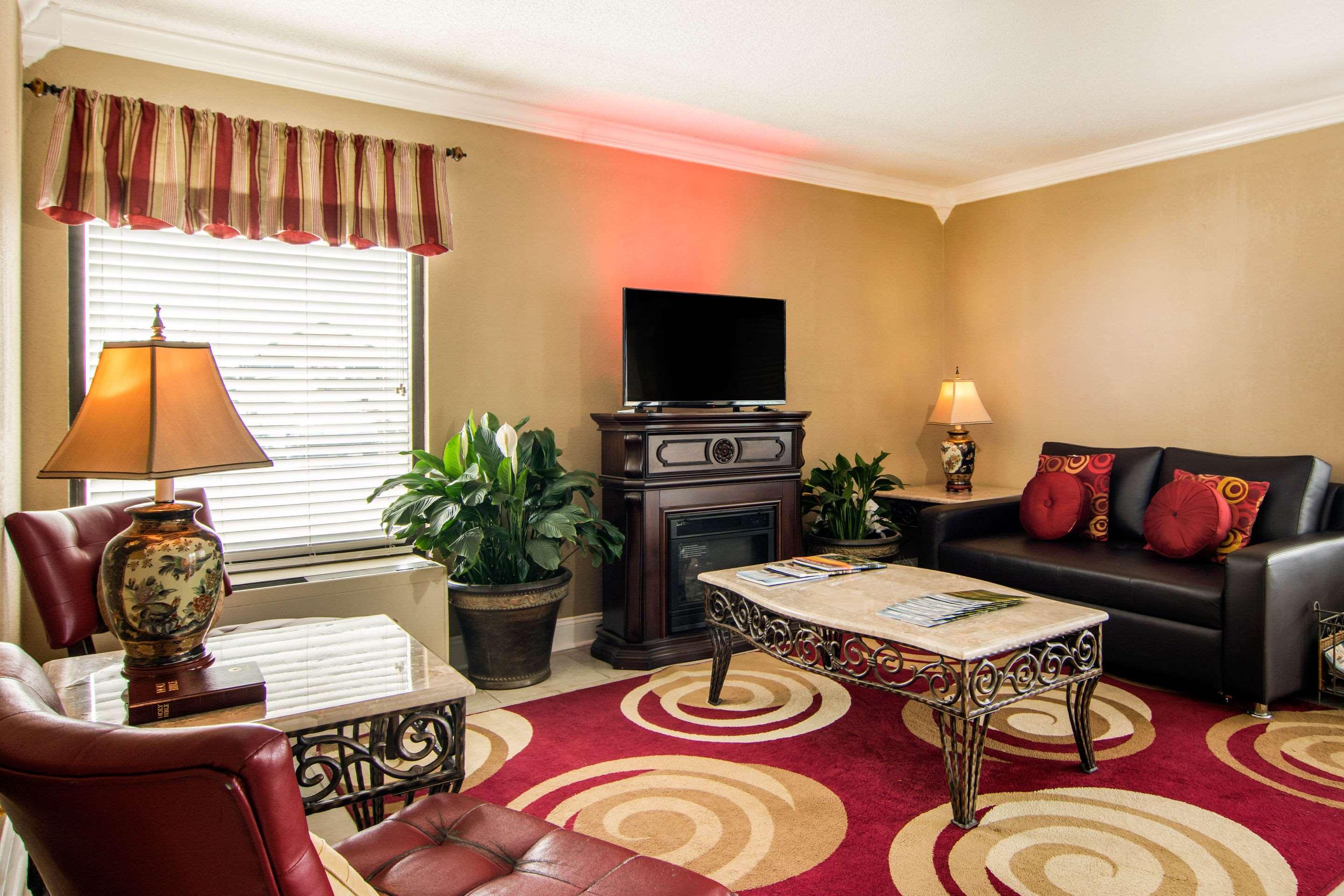 Econo Lodge Madison Airport - photo 30
