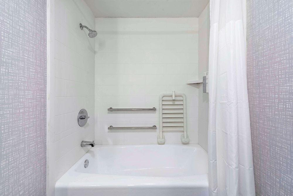 Hampton Inn by Hilton Los Angeles Airport - photo 23