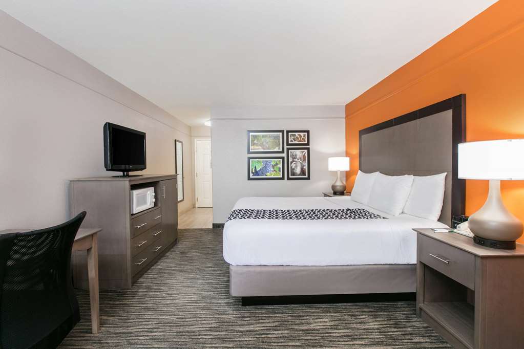 La Quinta Inn & Suites by Wyndham Fredericksburg - photo 19