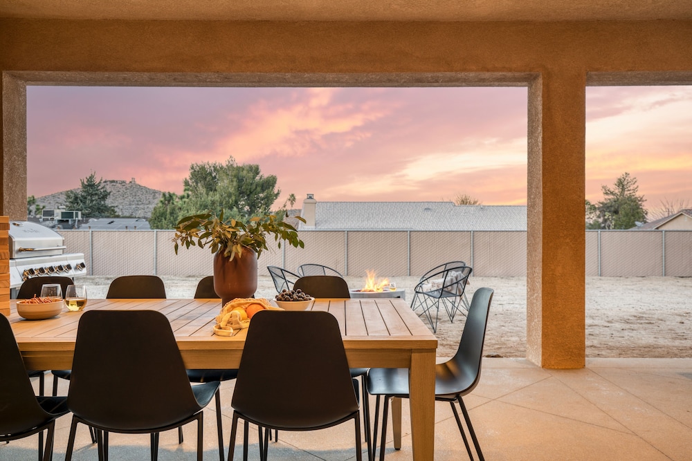 Gambel by Avantstayjtree Escape w Entertainers Yard & Firepit 3000sf — hotel in Yucca Valley