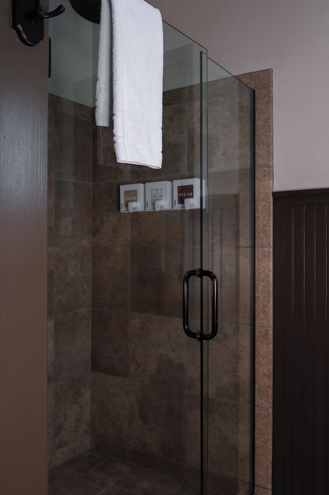 Highland Haven Creekside Inn - photo 143