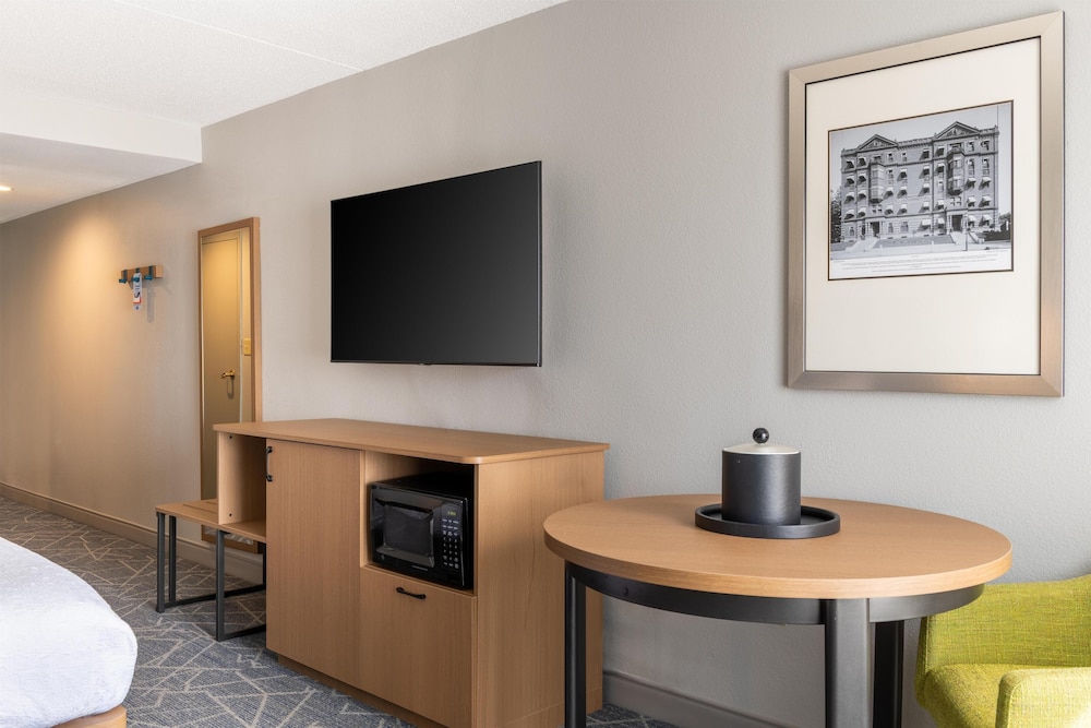 Hampton Inn Portsmouth Central - photo 13