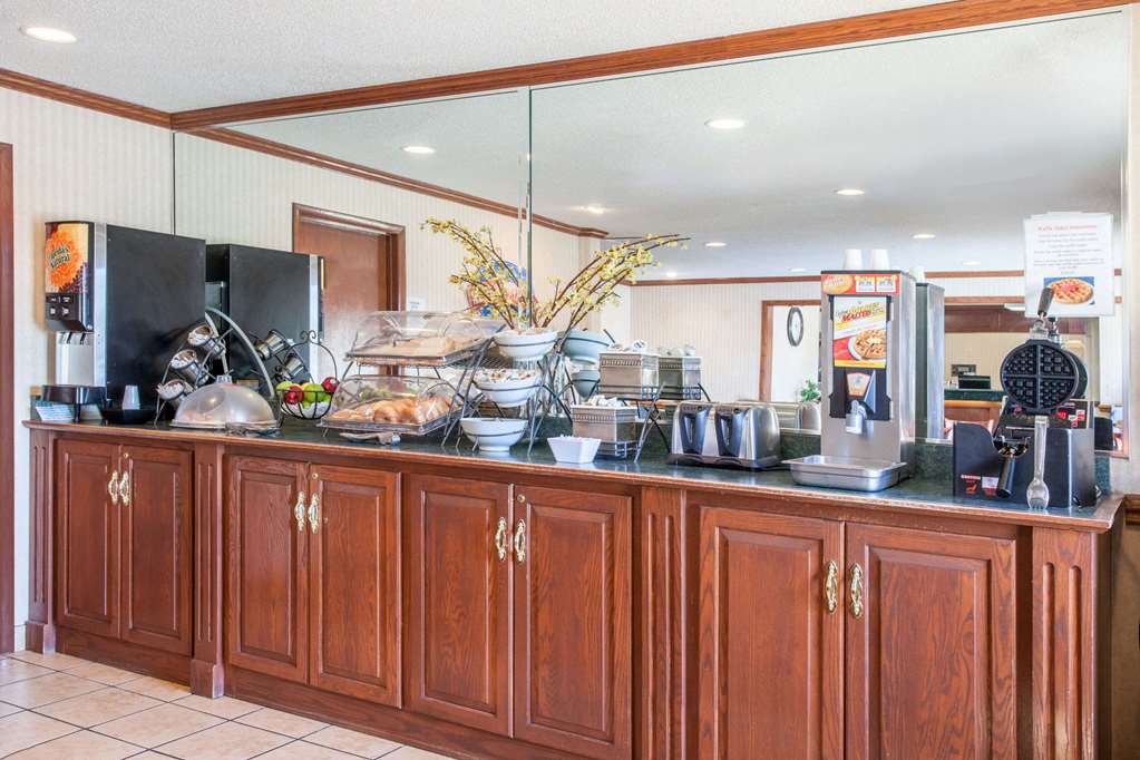Baymont by Wyndham Detroit Roseville - photo 12