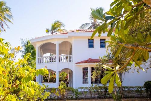 Sand and Shells Beach House 4 Bedroom with a pool — 4-Star Luxury Hotel in Mombasa, Kenya