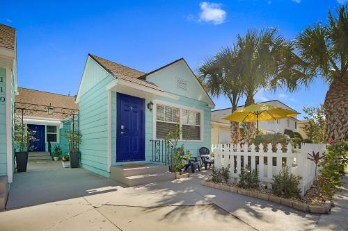 Steps to Beach & Downtown Cozy Beach Bungalow #3 — 4-Star Luxury Hotel in Lake Worth, United States
