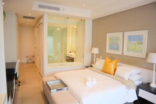 Love Luxe @ Sandton Skye - carbon neutral hotel in Unknown City