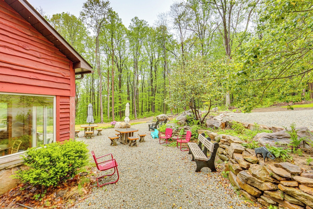 10 Mi to Mtn Resort: Normalville Cabin w Balcony — hotel in Painesville