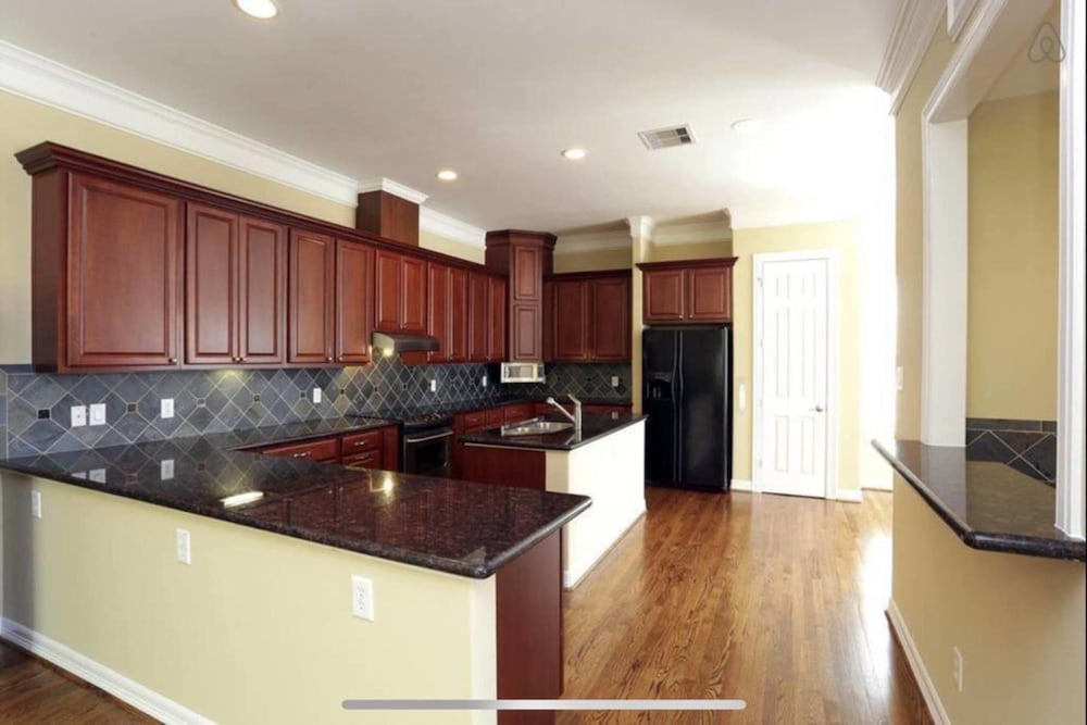 4 Story Rooftop Executive Corporate Housing - photo 32