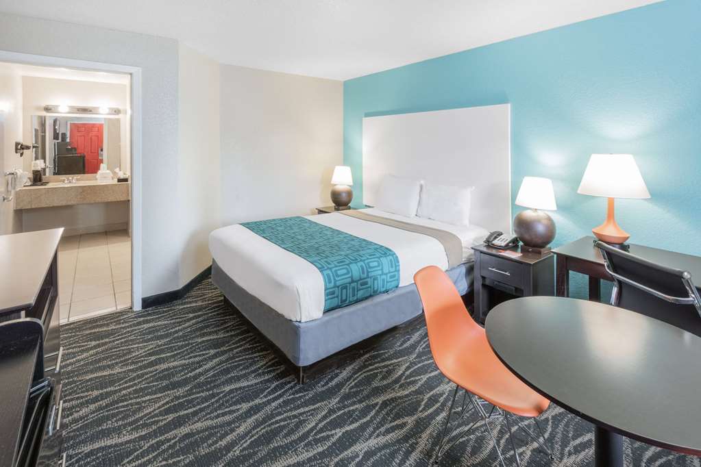 Howard Johnson by Wyndham Houston Hobby Airport — hotel near William P. Hobby Airport