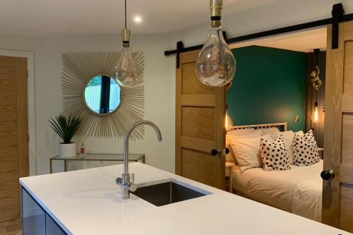 Parkside Lodge Luxury Coastal Hideaway for Two — 4-Star Luxury Hotel in Brixham, United Kingdom