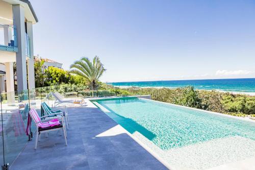 Castaways Beach Escape - carbon neutral hotel in Sunrise Beach
