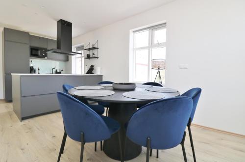 LL Properties G7 Luxury House By The Harbor