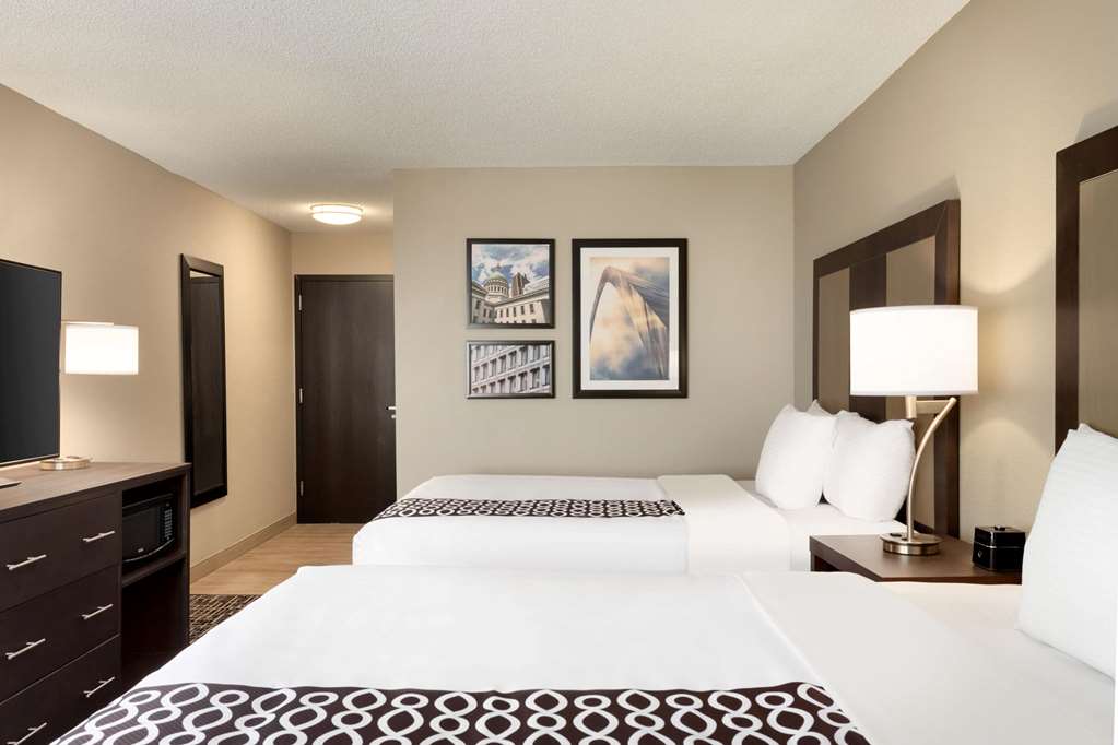 La Quinta Inn & Suites by Wyndham St Louis Route 66 - photo 20