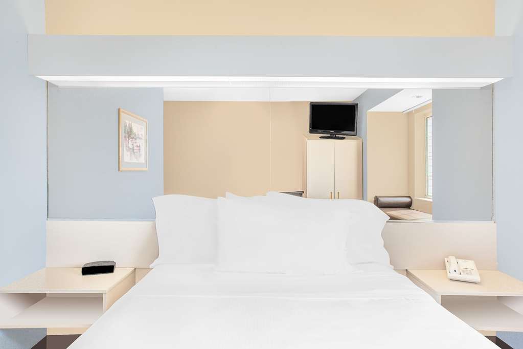 Microtel Inn & Suites By Wyndham Clear Lake - photo 10