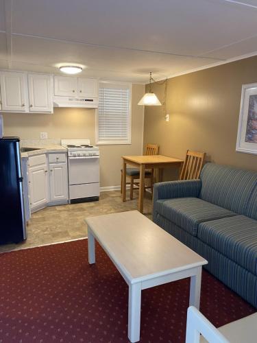 The Admiral Hotel Motel - photo 12