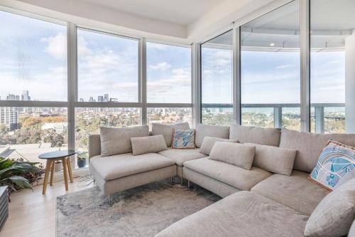 'The Fawn' Relish in Sub Penthouse Panorama — 4-Star Luxury Hotel in Melbourne, Australia