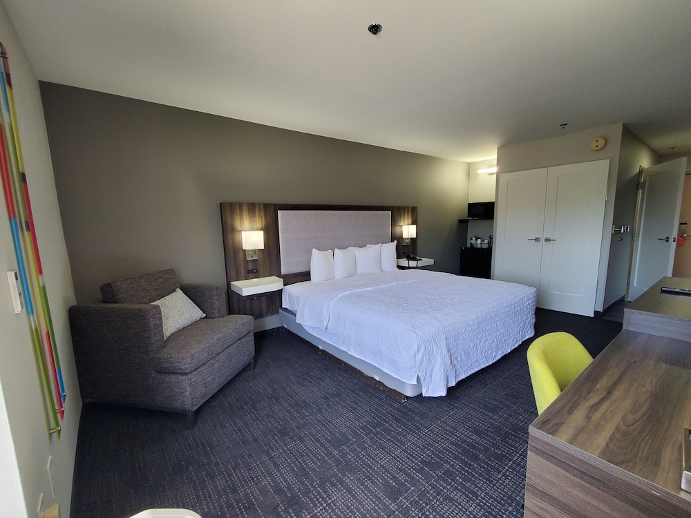 Hampton Inn Olathe - photo 8