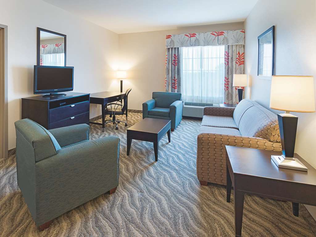 La Quinta Inn & Suites by Wyndham Glen Rose - photo 42