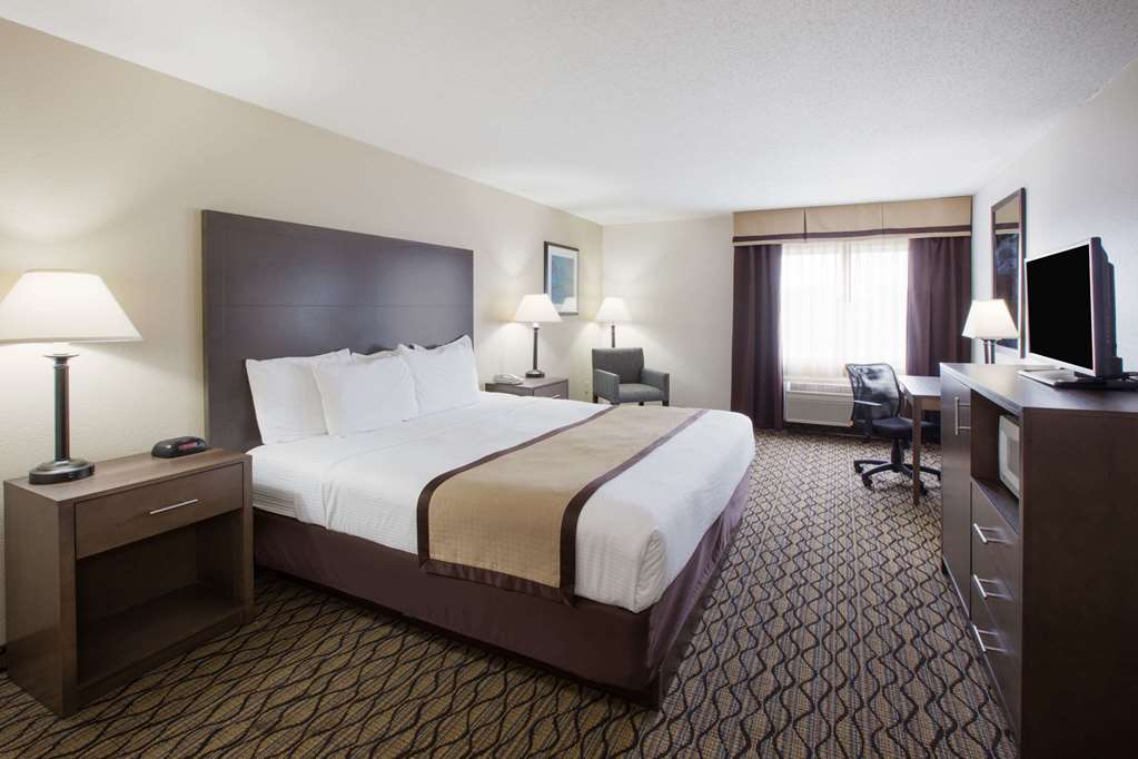 Baymont by Wyndham Auburn - photo 10