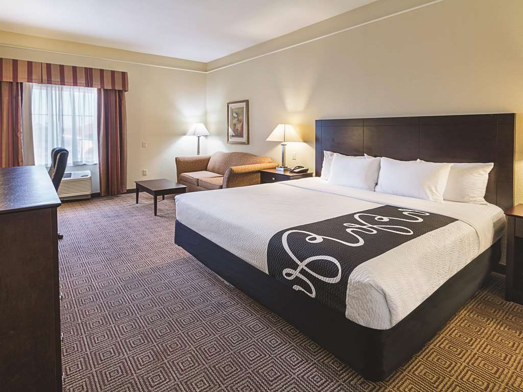 La Quinta Inn & Suites by Wyndham Waxahachie - photo 10