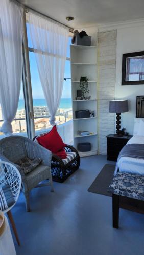 The Penthouse Pub Lounge and Porch on the Palace Bloubergstrand