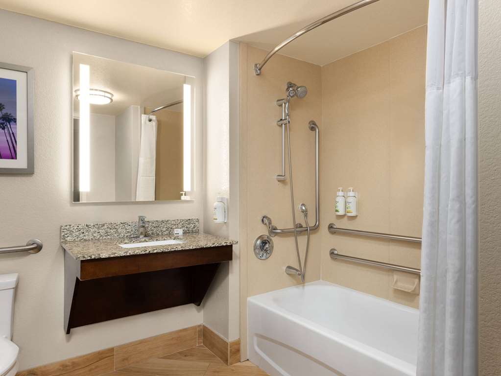 La Quinta Inn & Suites by Wyndham Santa Clarita Valencia - photo 36