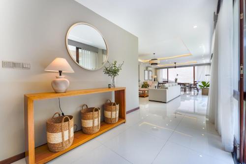 Lush Royale Villa Kotte with Pool & Gym — 4-Star Luxury Hotel in Sri Jayewardenepura Kotte, Sri Lanka