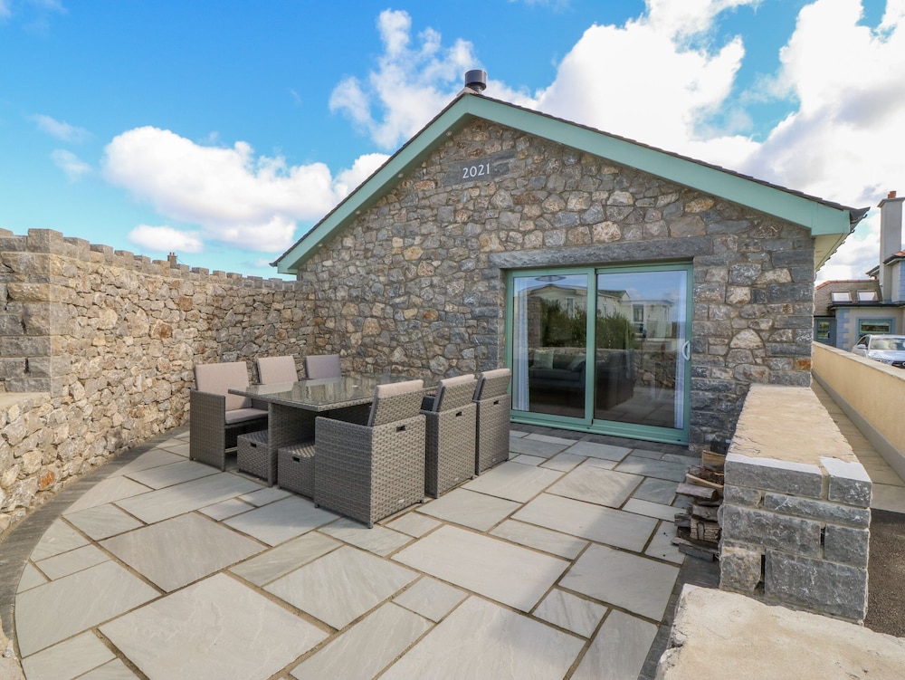 Y Bwthyn - carbon neutral hotel in Amlwch