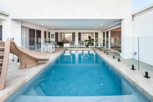 Golden Beach Ultimate Family Getaway Pool & Spa — hotel in Golden Beach