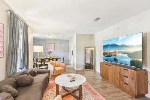 TX A&M TAMU Pet Friendly 7 Beds King & Queen Billiards Fire Pit Oasis — hotel near Easterwood Field