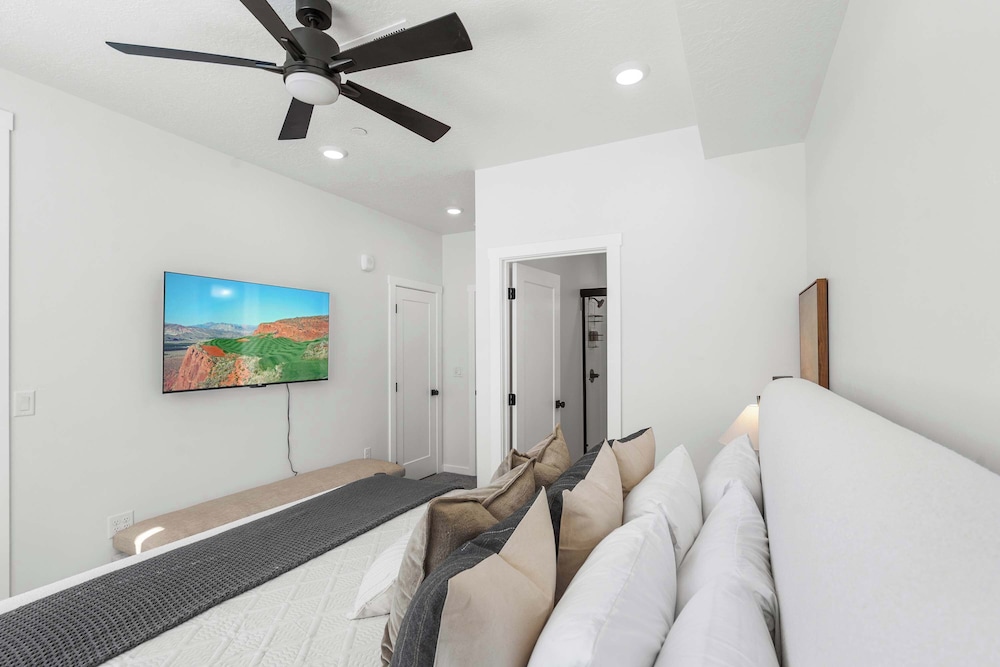 Brand New Desert Cliff Sleeps 20 Guests - photo 7