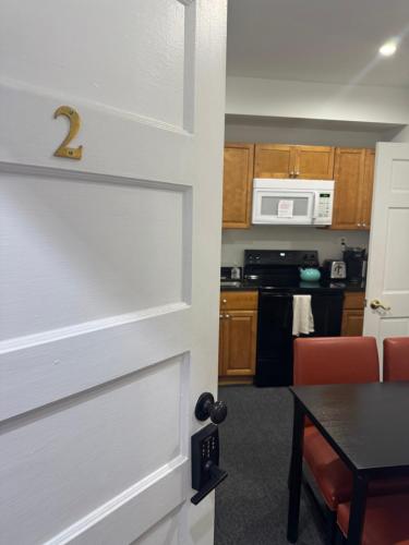 Gorgeous Refurbished 1Bdrm and 1Den Home — 4-Star Luxury Hotel in Washington, United States